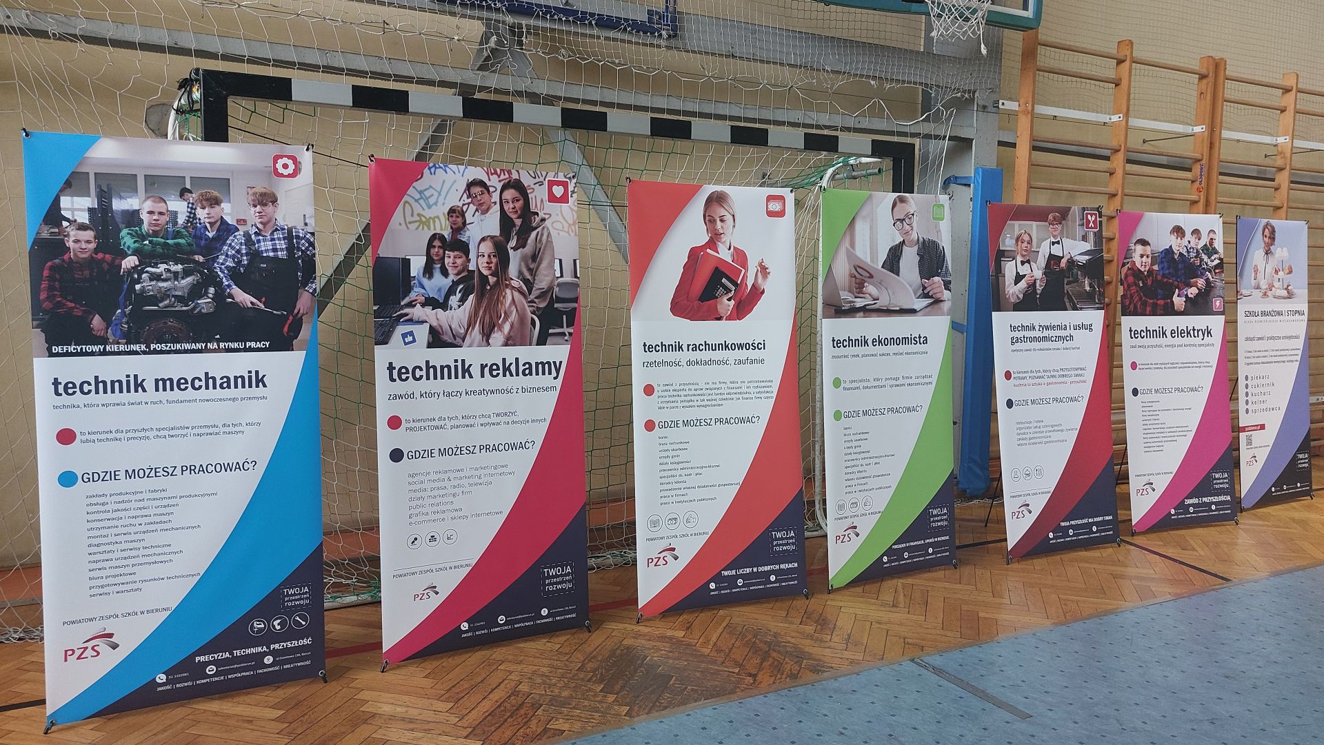 Stojące ścianki z ofertą edukacyjną